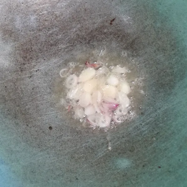 Tumis bawang merah dan bawang putih sampai harum.