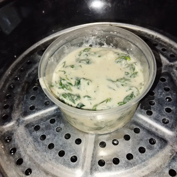 masukkan kedalam wadah, lalu kukus hingga padat, setelah dingin potong. Pipihkan dengan rolling pin.