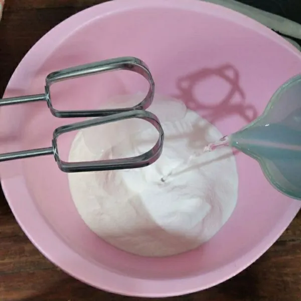 Campur whipped cream bubuk dan air es, lalu mixer hingga kaku