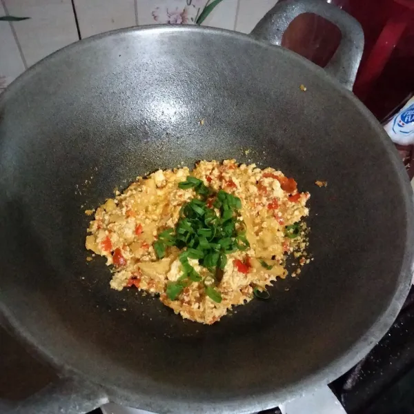 Beri air secukupnya, lalu bumbui dengan garam, gula pasir, dan kaldu bubuk. Setelah air menyusut, koreksi rasa dan masukkan daun bawang, lalu aduk rata