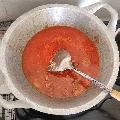 Masukkan suwiran daging, lalu tuang air kaldu. Bumbui dengan gula dan garam