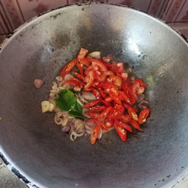 Selanjutnya masukkan cabai dan tomat tumis hingga matang.