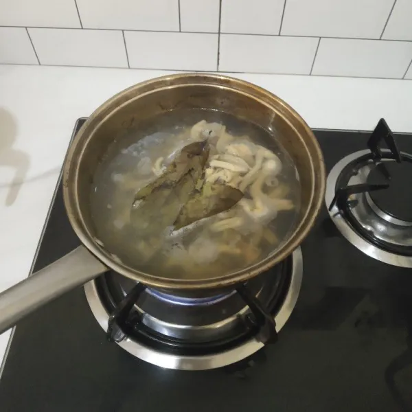 Rebus usus bersama dua lembar daun salam selama 15 menit.