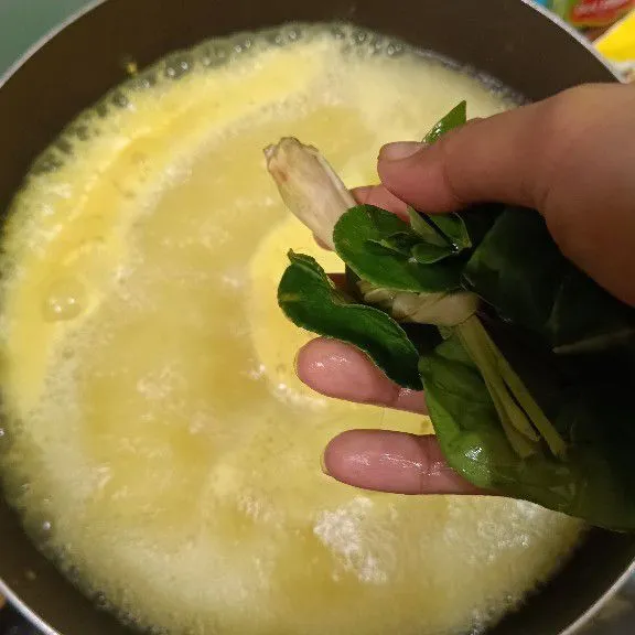 Didihkan air, masukkan bumbu halus, tambahkan serai, daun salam dan daun jeruk.