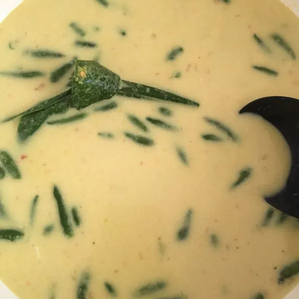Tuang santan, bumbu halus, cabai rawit, dan daun kunyit. Masak hingga mendidih sambil terus diaduk.