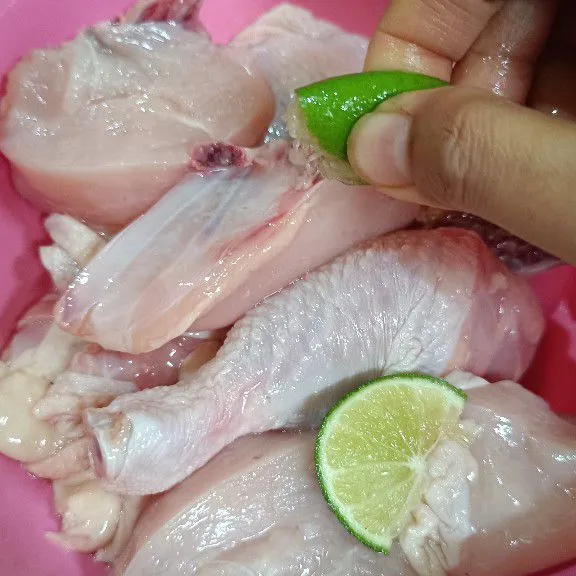 Potong ayam sesuai selera, cuci bersih dan kucuri dengan air jeruk nipis, diamkan 15 menit.