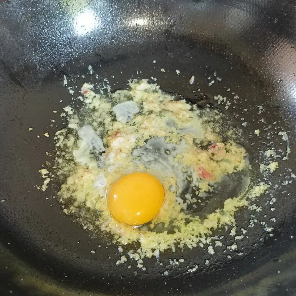 Masukkan telur dan orak-arik.