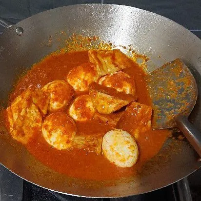 Masak hingga bumbu meresap, koreksi rasa dan sajikan.