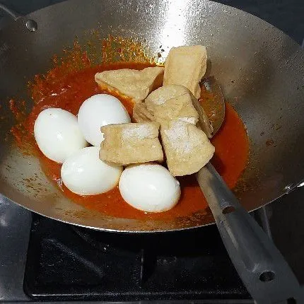 Masukkan telur dan tahu aduk rata.