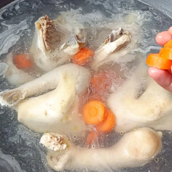 Setelah ayam dirasa empuk, masukkan wortel, garam, kaldu bubuk, dan merica.