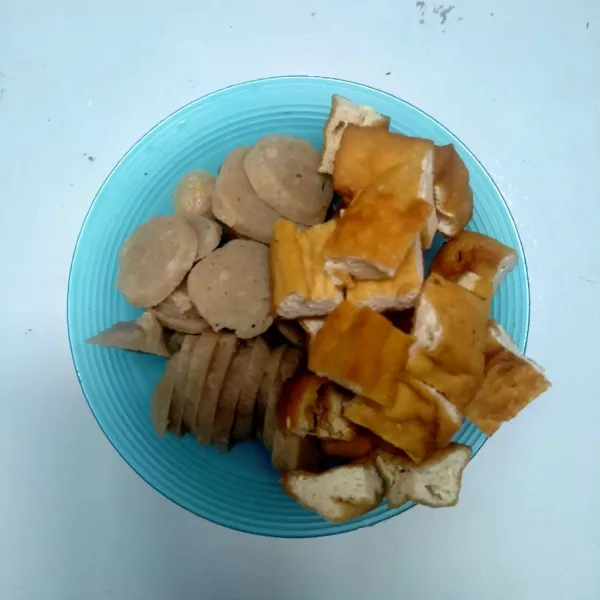 Iris tahu goreng dan bakso.