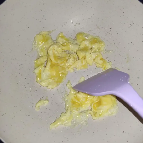 Masukan sedikit minyak sayur ke dalam wajan, lalu masukkan telur dan orak-arik sebentar.