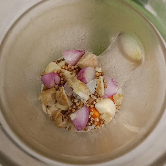 Haluskan bawang merah, bawang putih, kemiri, ketumbar, jahe, lengkuas dan kunyit hingga halus.