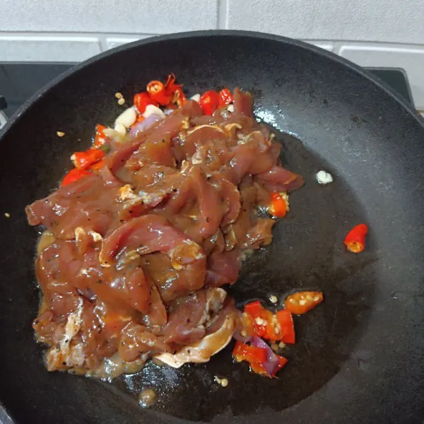 Masukkan daging dan aduk merata.