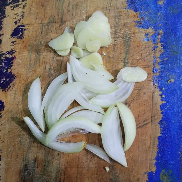 iris bawang bombay dan bawang putih.