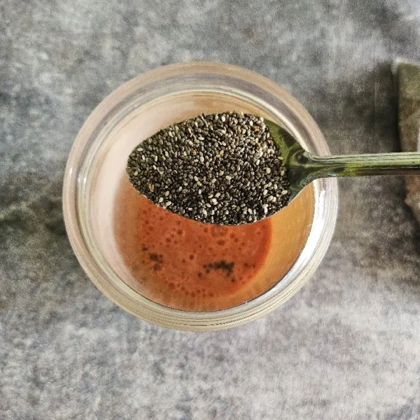 Masukkan chia seeds blender sebentar.