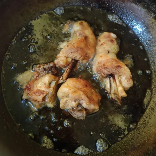 Goreng ayam dalam minyak panas hingga matang