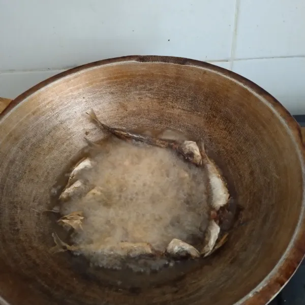 Goreng ikannya hingga matang.