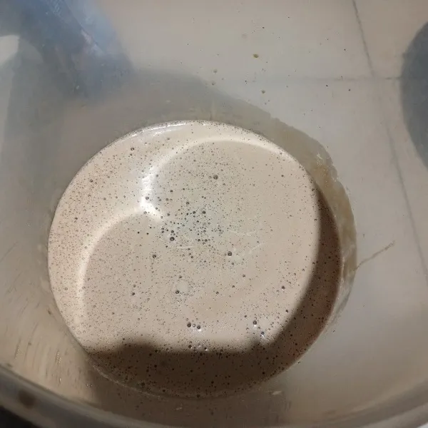 Tuang di wadah yang lebih besar, tambahkan susu cair dan susu kental manis, aduk rata, cek rasa manisnya.