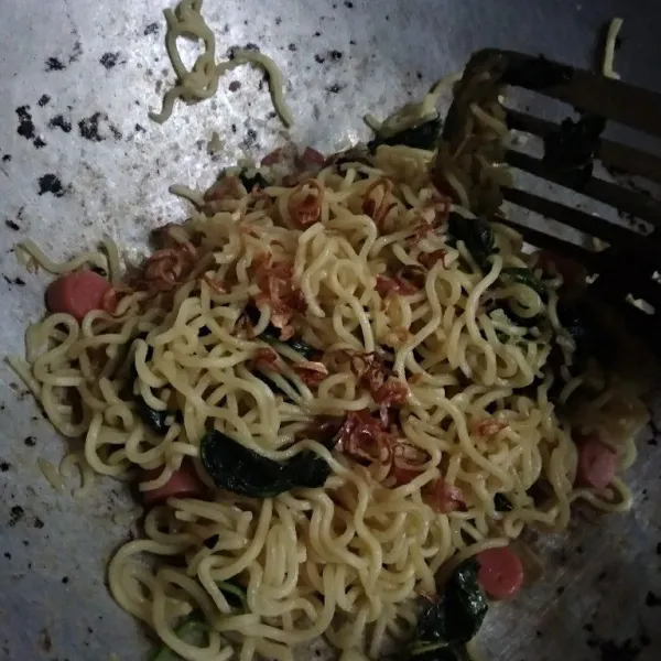 Koreksi rasa, beri taburan bawang goreng. Siap disajikan.