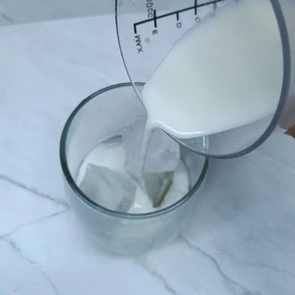 Tuang susu cair.