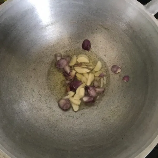 Tumis bawang putih dan bawang merah sampai harum.