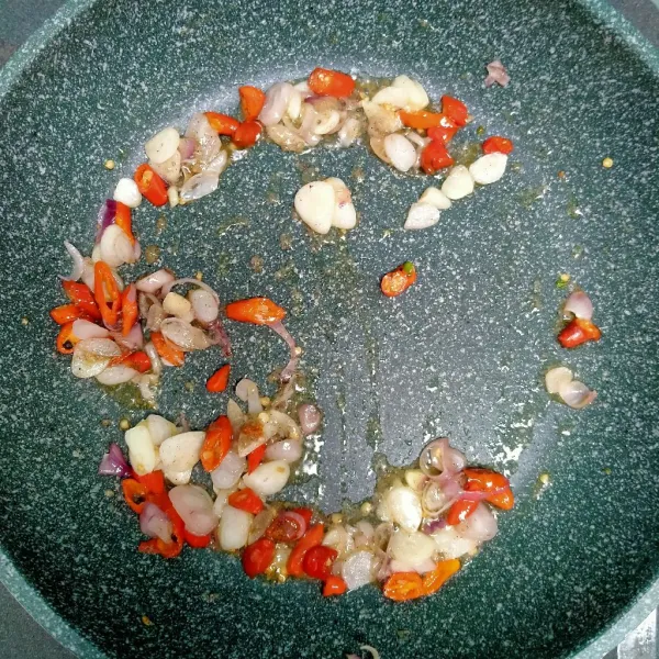 Panaslan minyak. Tumis bawang merah, bawang putih, cabai rawit, garam, gula pasir, dan merica bubuk hingga harum.
