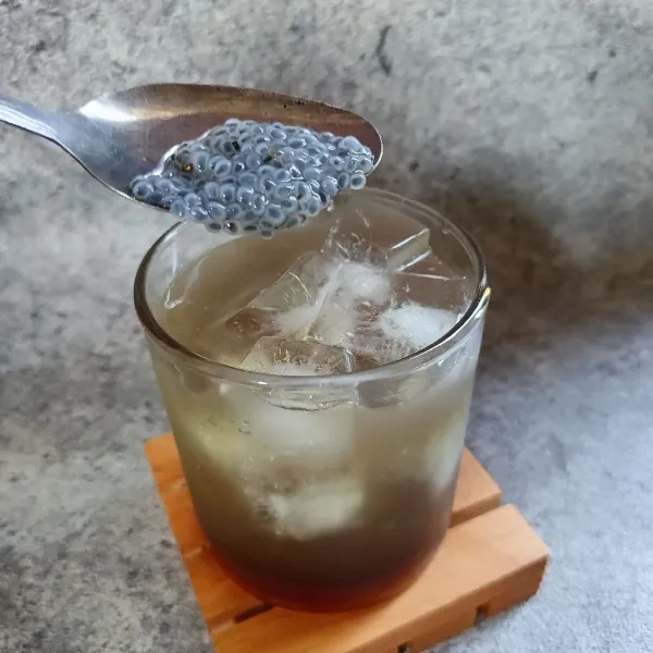 Tambahkan selasih dan aduk rata sebelum disajikan.