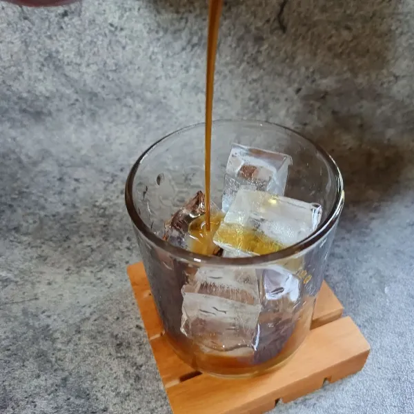 Kemudian tuang sirup gula aren secukupnya.