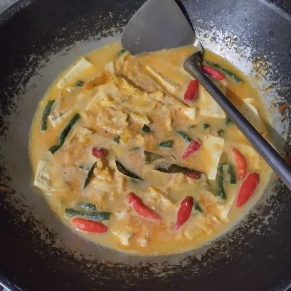 Masak hingga bumbu meresap lalu tes rasa.