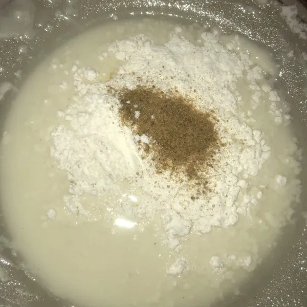 Buat lapisan tepung. Aduk rata tepung, air, dan kaldu bubuk