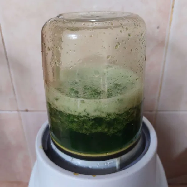 Blender pandan dengan 300 ml air, saring.