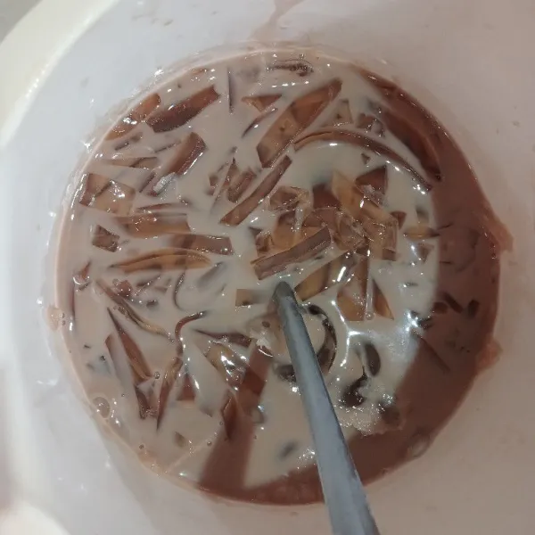 Masukkan serutan jelly, aduk rata.