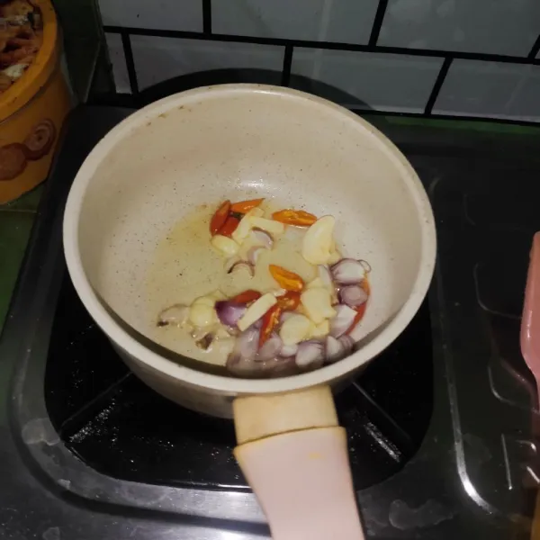 Tumis bahan yang telah diiris sebelumnya.