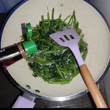 Lalu tambahkan kecap extra pedas, dan garam, tes rasa. Aduk-aduk sebentar , sayur lalidi siap disajikan selagi hangat.
