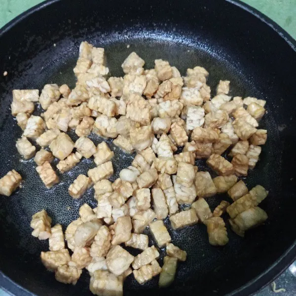 Siapkan wajan lalu goreng setengah matang tempe lalu angkat tiriskan.