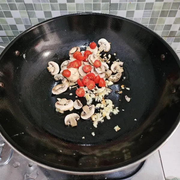 Tumis bawang putih dengan virgin oilve oil secukupnya. Setelah itu masukkan tomat cherry dan jamur champignon. Tumis sebentar.