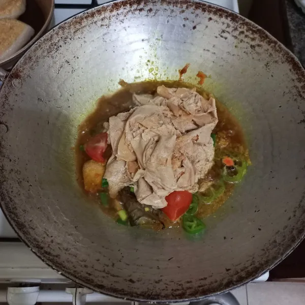 Masukkan kerak tahu, masak hingga menyusut.
