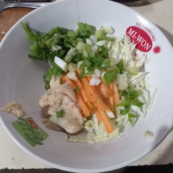 Iris kol, wortel, dan daun bawang, pindahkan ke dalam wadah, lalu masukan ayam giling