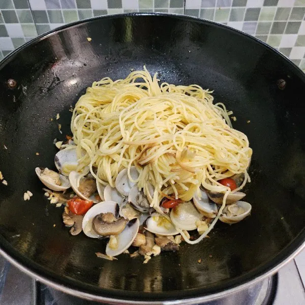 Setelah itu masukkan spaghetti. Aduk rata.