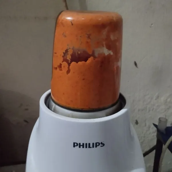 Blender semua bahan bumbu halus.