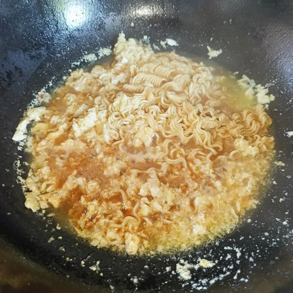 Setelah mendidih masukkan mie, saus tiram, kecap manis, garam, gula pasir dan kaldu jamur.