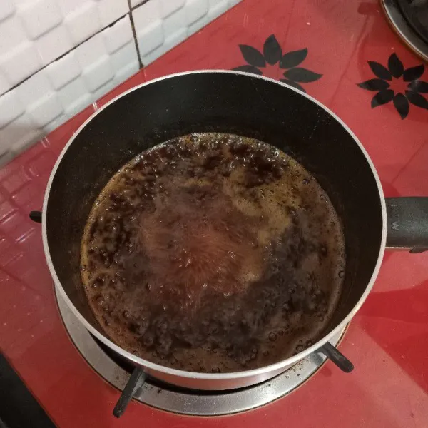 Setelah larut masukkan 250 ml air panas, aduk hingga semua gula larut. Jika sudah, matikan api dan dinginkan hingga suhu ruang.