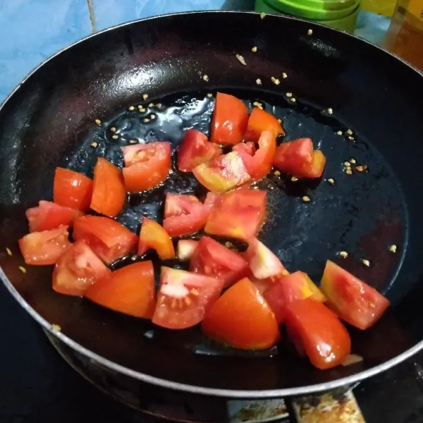 Goreng tomat pakai api besar karena kandungan air pada tomat banyak, masak hingga layu juga