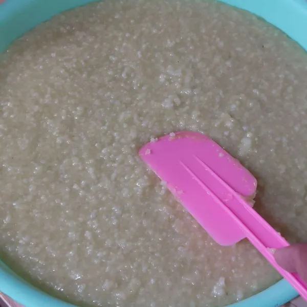 Tuang ke loyang dan ratakan, tunggu hingga dingin dan mengeras, sajikan bersama gulai kegemaran.