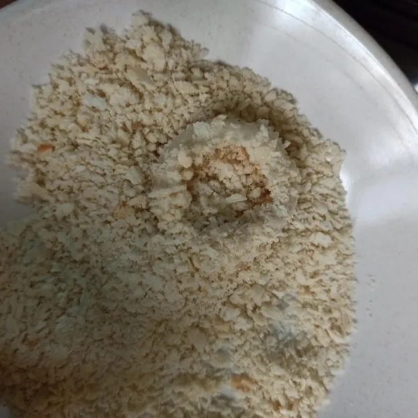 Setelah dimasukkan dalam adonan tepung basah, baluri bawang bombai dengan tepung roti. Ulangi hingga semua bahan selesai