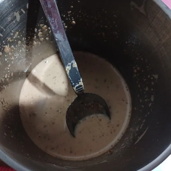 Larutkan kopi dan gula, dengan sedikit air panas. Aduk rata hingga gula larut.