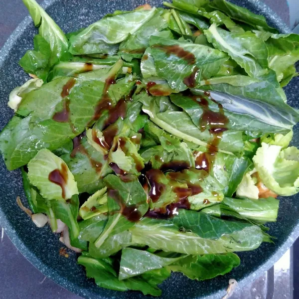 Beri saus tiram dan penyedap rasa.