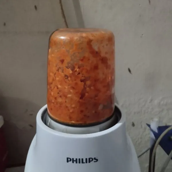 Blender semua bahan bumbu halus.
