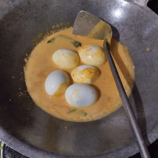 Masukkan telur, masak hingga bumbu meresap.
